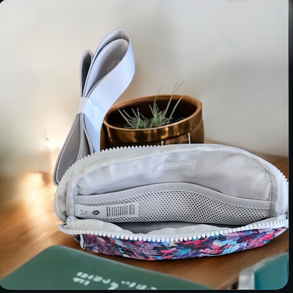 LULULEMON EVERYWHERE BELT BAG LONG STRAP 1L LIMITED EDITION - Picture 9 of 10